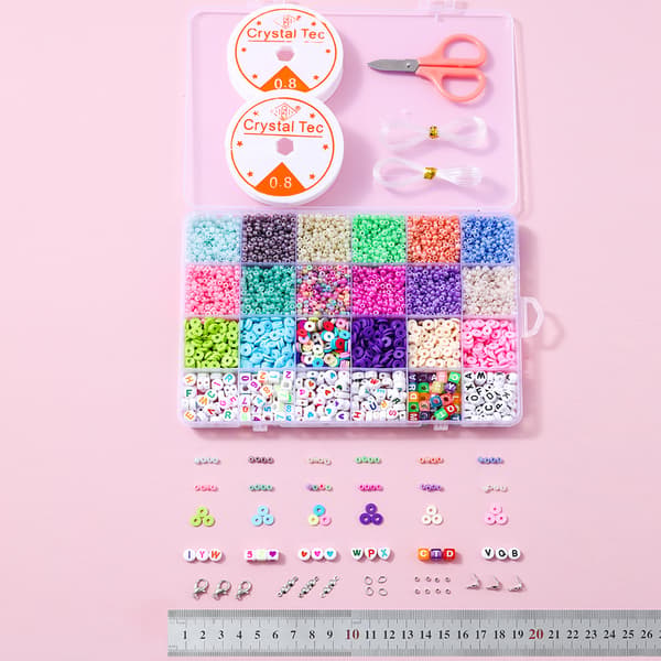 Makronfarvede hirseperler bløde keramikbogstavperler 24 gitre DIY-bokssæt