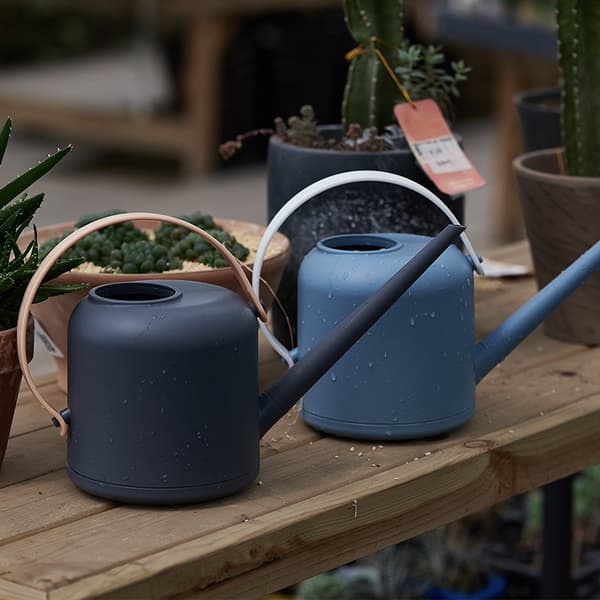 Plastik Lang Tud Vandsprayflaske til Vanding af Planter (1,8L Mørkegrå),