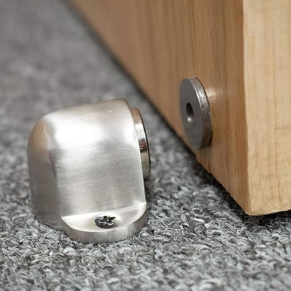 Magnetisk dörrstopp i borstad metall, golvmonterad, 53x32x30mm