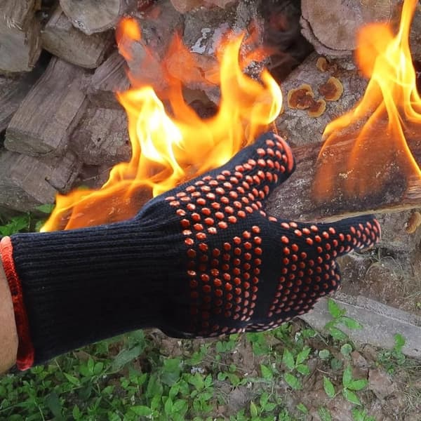 Et par røde grillhandsker til grill, bageovn, grillning