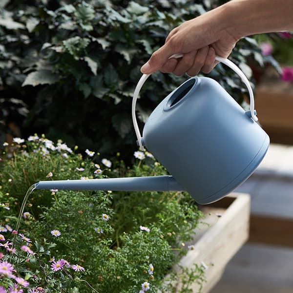 Plastspruta med lång pip för bevattning av växter (1,8 l mörkgrå),