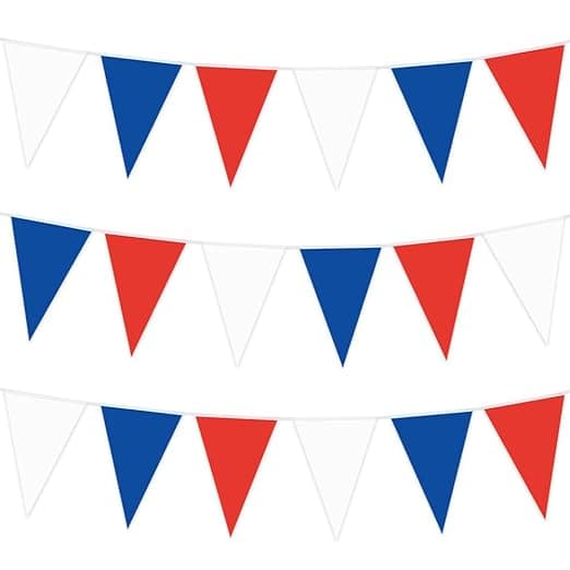 2 sæt med 18 meter 50 røde, hvide og blå tricolore flag, indendørs