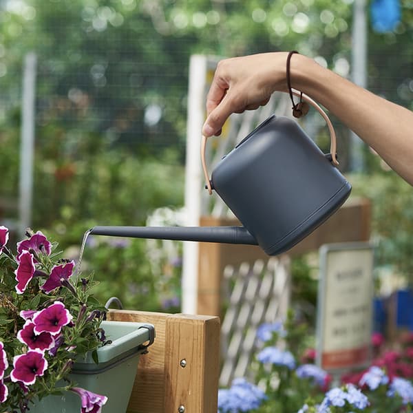Plastspruta med lång pip för bevattning av växter (1,8 l mörkgrå),