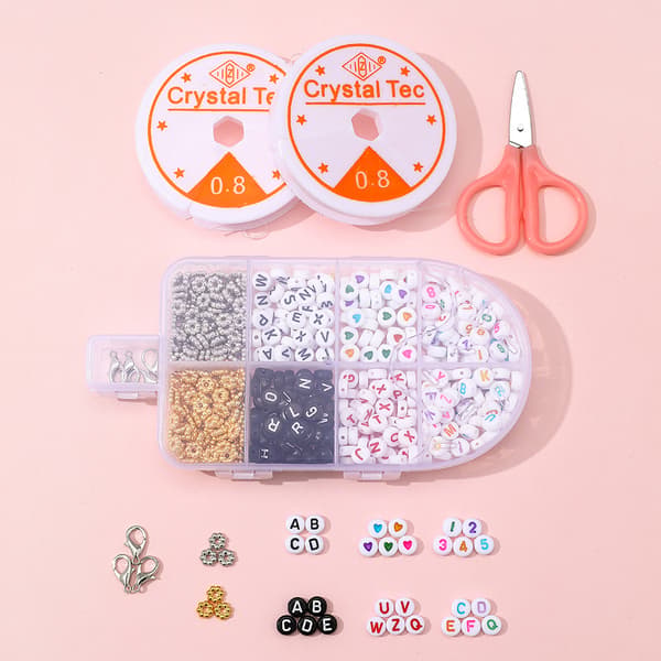 Æske med bogstavperler, talperler, elastisk tråd, 2 ruller saks, 1 sæt børnehåndværk
