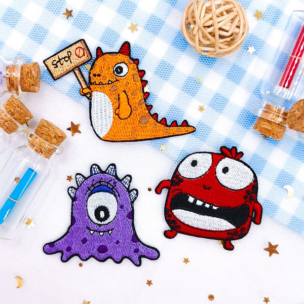 6 søde og skæve design broderede og stryge-på badges til