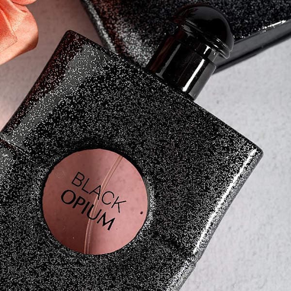 Black Opium parfume, en frisk og let duft af sort kaffe til kvinder.