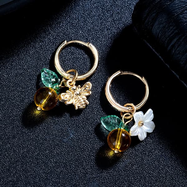 Levende oransje bie-dangle øredobber med blomsterbladmønster, legering, komfortabel passform