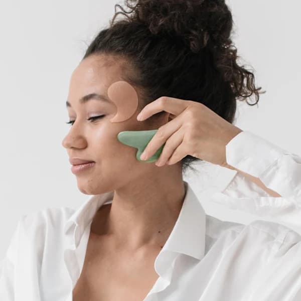 Gua Sha Sten: Afslappende Ansigtsmassage & Naturlig Glød Grøn