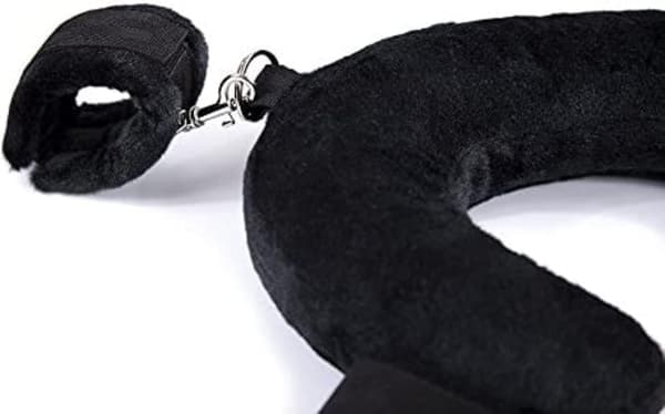 Detta romantiska set innehåller bekväma sängkläder i nylon och sovrumsspel, perfekt för barn och flickvänner.