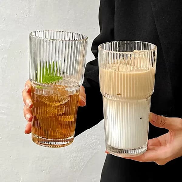 600 ml randig kaffekopp i glas med lock och sugrör, transparent dricksglas.