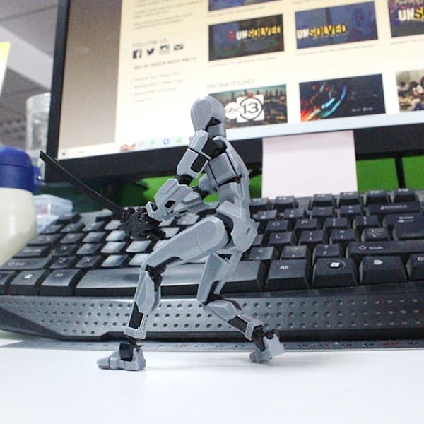 Rörlig robot med flera leder, 3D-printad skyltdocka 13, grå