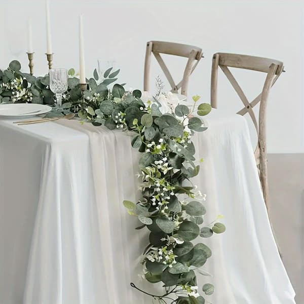 To kunstige eukalyptusbladkranse, hver 15 cm lang, med simulerede sølvmøntformede eukalyptusranker med hvide blomster. Velegnet til bryllup