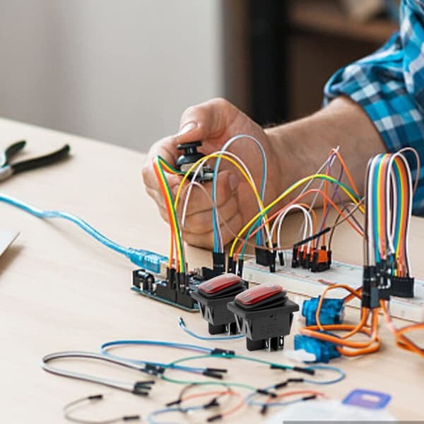 24-timmars mekanisk timer - Programmerbar i 15-minutersintervall DIN-skenmontering Integrerat Ni-MH-batteri 1000W maxlast För