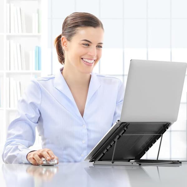 Sammenklappeligt, justerbart, ventileret, ergonomisk, letvægts laptopstativ med integreret bakke og aluminiumsbase