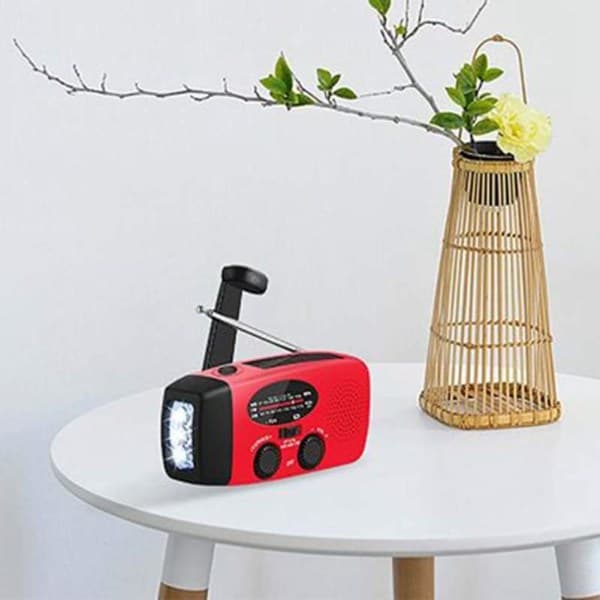 Hätäradio/käsiveiviradio aurinkokennoilla, taskulampulla ja varavirtalähteellä