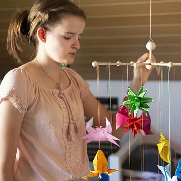 Färgat papper för att göra barnkort, tryck, origami och scrapbooking. Lättviktigt papper för...