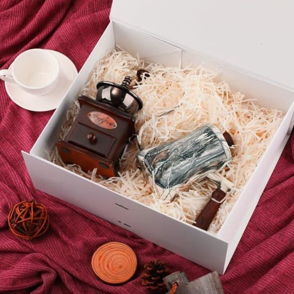 150 g vitt raffia strimlat papper - presentkorgsfyllning, festdekoration och förpackning (förpackning)