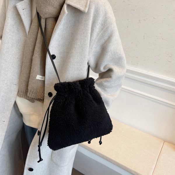 Damaxelväskor Fluffig Bucket Bag med dragsko svart - on stock svart