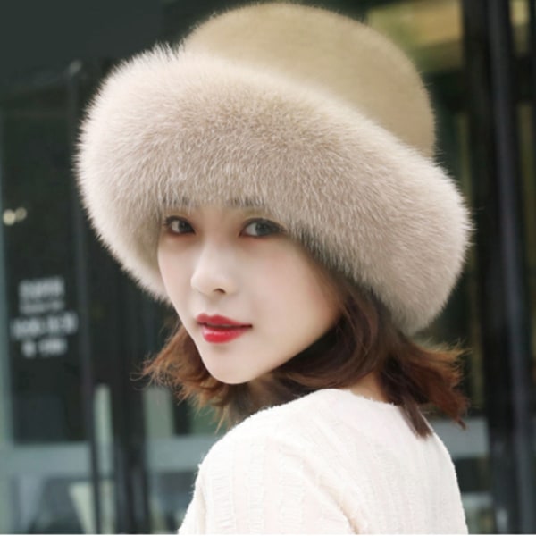 Kvinnor vinter varm hatt mjuk fluffig faux päls trimmade mössor - on stock Silver