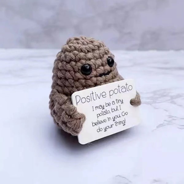 Rolig positiv potatis e ull stickad docka med positivt kort - stock B