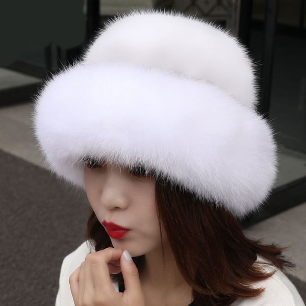 Kvinnor vinter varm hatt mjuk fluffig faux päls trimmade mössor - on stock Vit