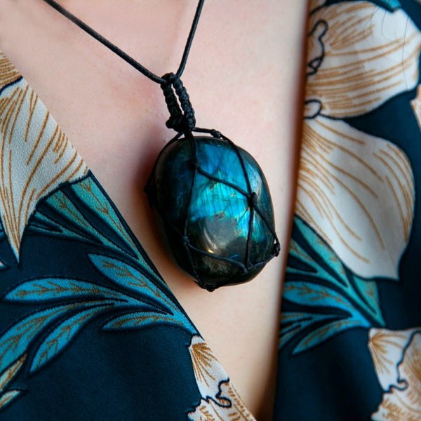 Kaulakoru Labradoriitti riipus Luonnonkivi Crystal Moonstone - hirsi
