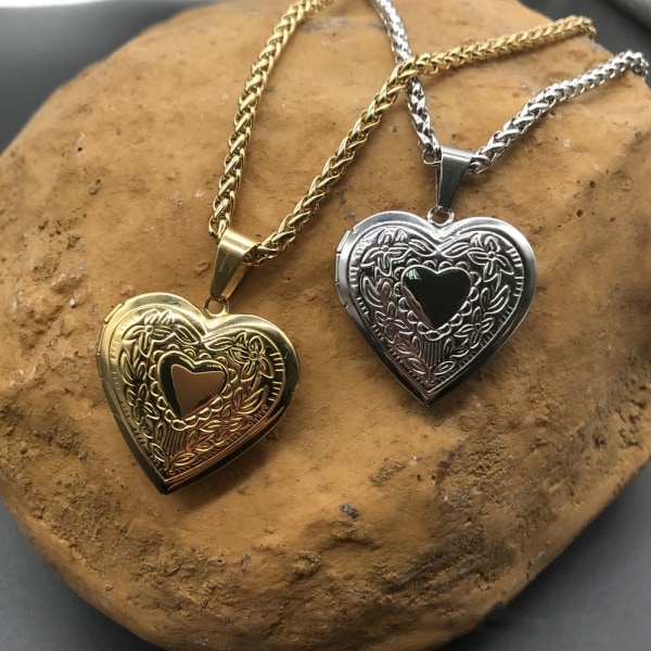 Love Heart Secret Message Medaljong Halsbandshänge - on stock gold