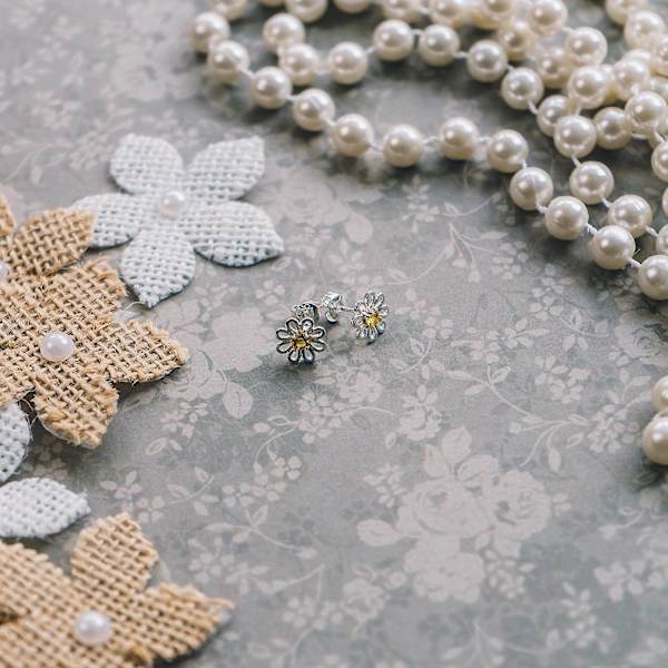 Daisy Stud örhängen skapade med Zircondia kristaller - stock