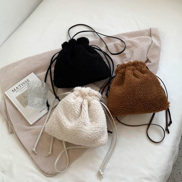 Damaxelväskor Fluffig Bucket Bag med dragsko svart - on stock svart