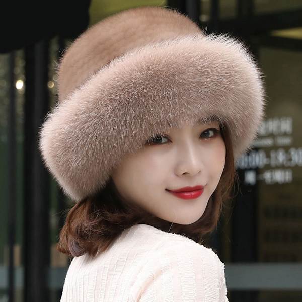 Kvinnor vinter varm hatt mjuk fluffig faux päls trimmade mössor - on stock Silver