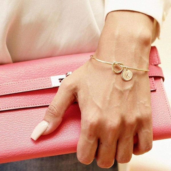 Charm Armbånd Til Kvinder - Initial Armbånd Med Åben Knude Manchet Design