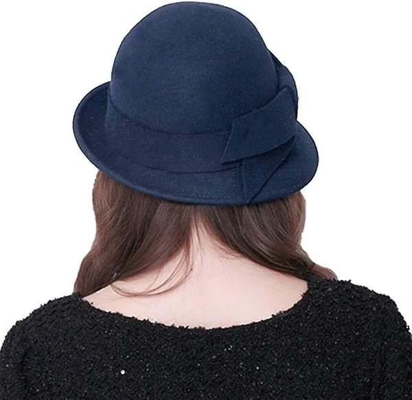 Hatt for kvinner i ensfarget vinterull, 100 % ull, klokkehatt med sløyfedetalj
