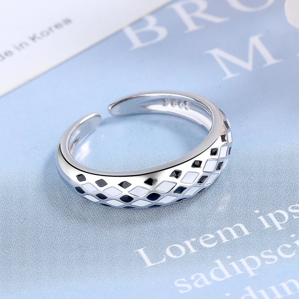 Svartvit rutig ring justerbar
