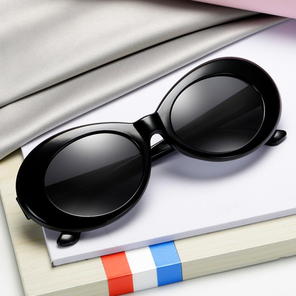 Store runde retro solbriller, hvit innfatning med grå linser, hvit innfatning med røde linser, teinnfatning med grå linser, blanke sorte og grå linser
