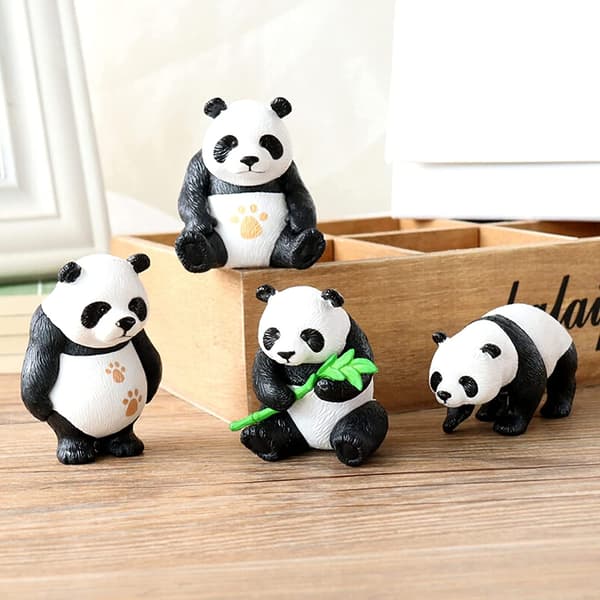 Sæt med 4 søde pandafigurer med miniaturelandskab