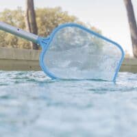 Landing net til overfladen af swimmingpoolen