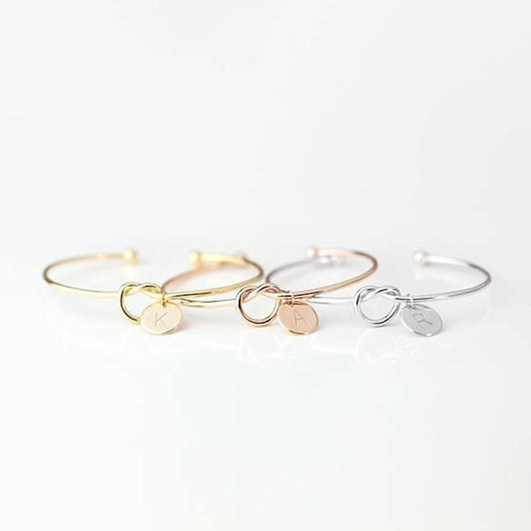 Charm Armbånd Til Kvinder - Initial Armbånd Med Åben Knude Manchet Design