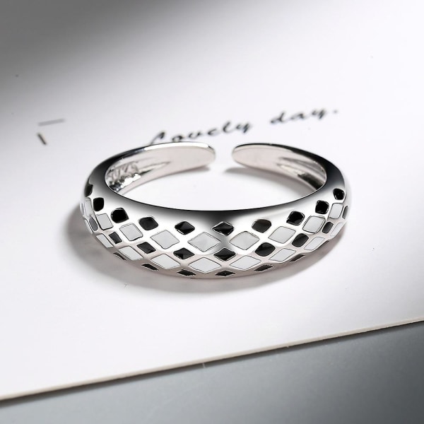 Svartvit rutig ring justerbar