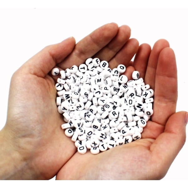 600 stk hvite runde bokstavperler for smykkefremstilling - Akrylalfabetperler Armbåndsett
