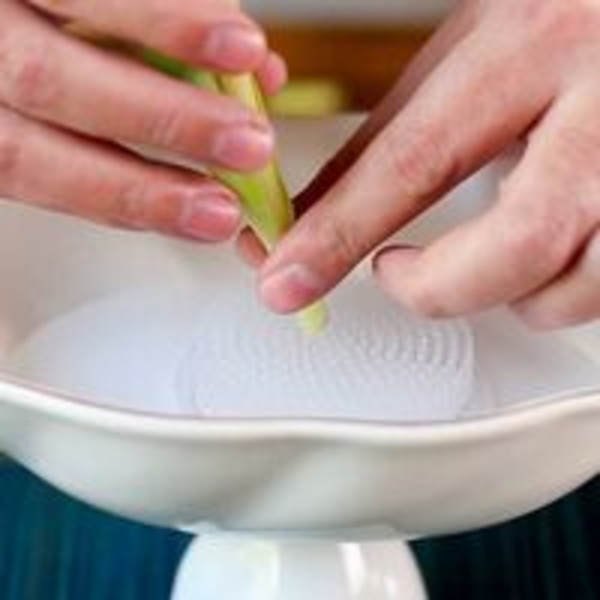 2 kpl kirkkaat muoviset kukkasammakot kukka-asetelmien pidikkeet