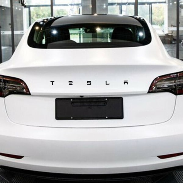 Kolmiulotteinen mattamusta Tesla-kirjaimilla varustettu tavaratilan merkki Tesla Mo:lle