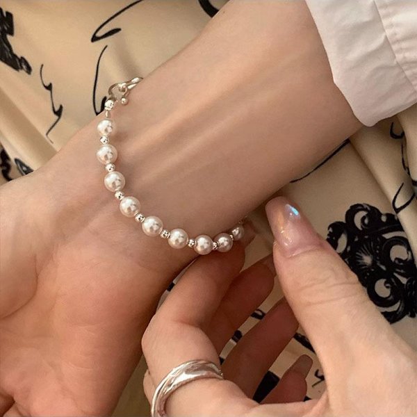 Designad pärlhalvarmband armband för kvinnor med enkelt temperament och mångsidig high-end ins smycken