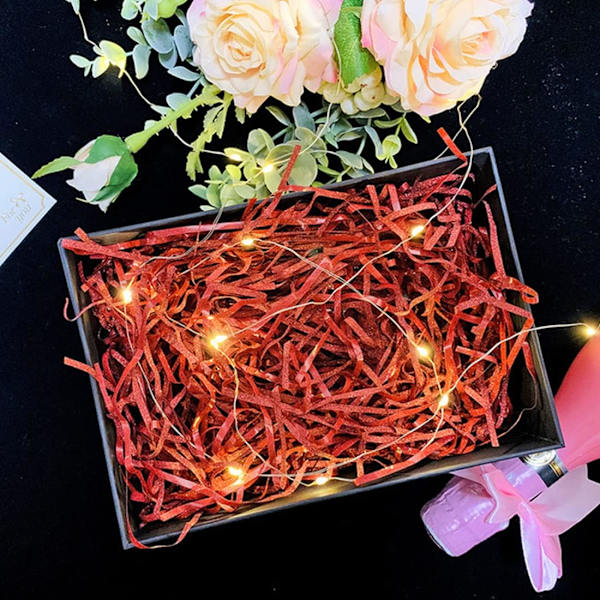 （Röd）Strimlad papper，med 2 meter ljusslinga，Silke Glitter Presentförpackning Silke Fyllnadsmaterial Blankt Raffia Dekoration Presentförpackning Present Partner Presentkorg G