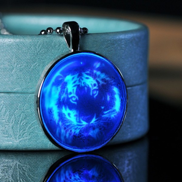 Legering och harts - Cool Tiger Head Blue Glow in the Dark Hänge - Färgglada modegåvor för kvinnor män