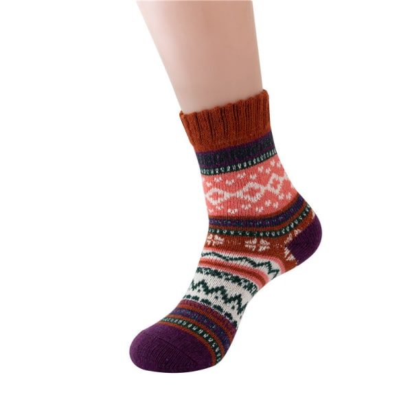 5 par strikkede sokker i vakre farger og mønstre bølgete