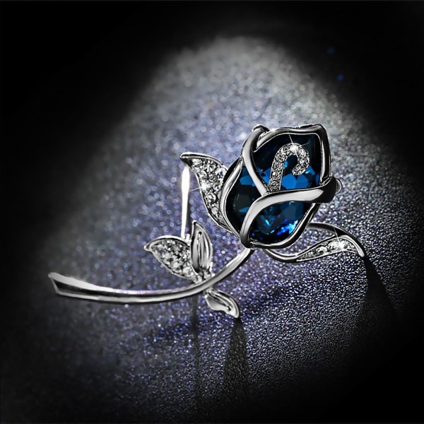 Damebroche i form af en rose med krystaller og blå sten