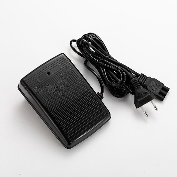 1 kpl jalkakäyttöpoljin, 200-240V raskas elektroninen jalkakäyttö 3-haaraisella virtajohdolla, yhteensopiva