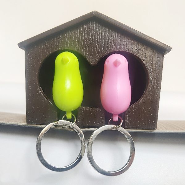 Nyckelbricka, trumnyckelring med två sparvar (rosa + grön fågel)