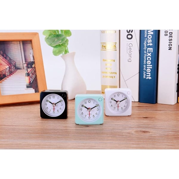 Klassisk analog väckarklocka med snooze- och ljusfunktion, mini väckarklocka, kompakt storlek, vakna utan tick-tack, tyst kvartsrörelse, cresce