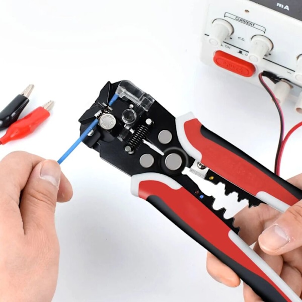Selvjusterende isoleringsledning. Til at afisolere ledninger fra AWG 10-22, automatisk afisoleringsværktøj/skæretang, automatisk afisolering med skæring og crimp